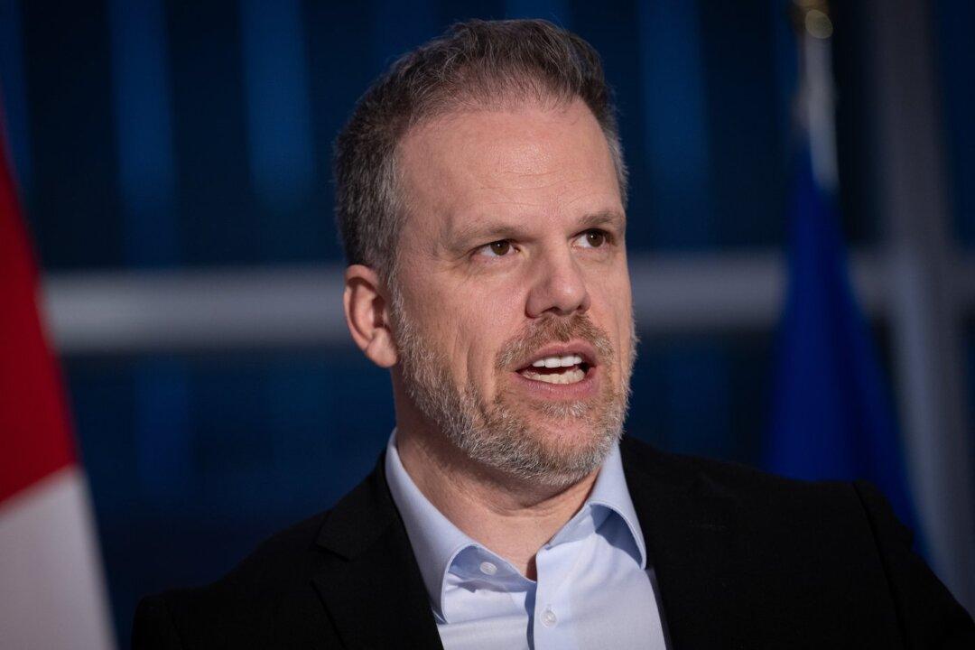 Health Minister Chides US Officials Over Cost-Saving Scheme to Buy Canadian Drugs