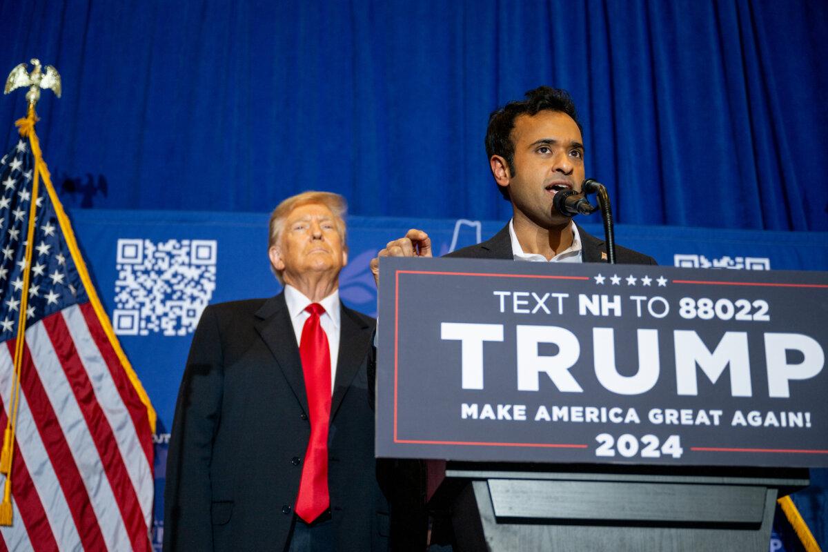 U.S. entrepreneur Vivek Ramaswamy endorses Republican presidential candidate, former U.S. President Donald Trump, during a campaign rally at the Atkinson Country Club in Atkinson, N.H., on Jan. 16, 2024. (Brandon Bell/Getty Images)