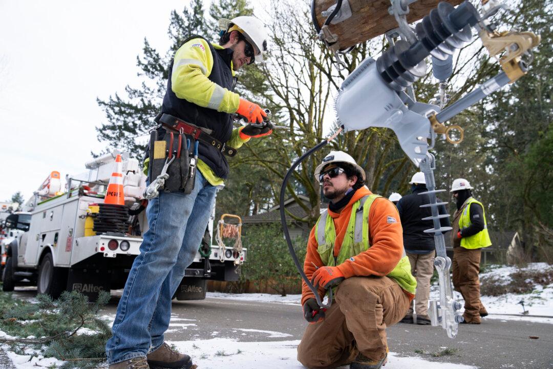 An Ice Storm Bears Down on Pacific Northwest as Other US Regions Battle Bitter Cold