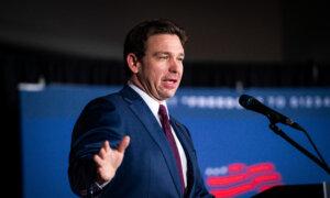 DeSantis Addresses Iran, Military Draft in New Hampshire Town Hall