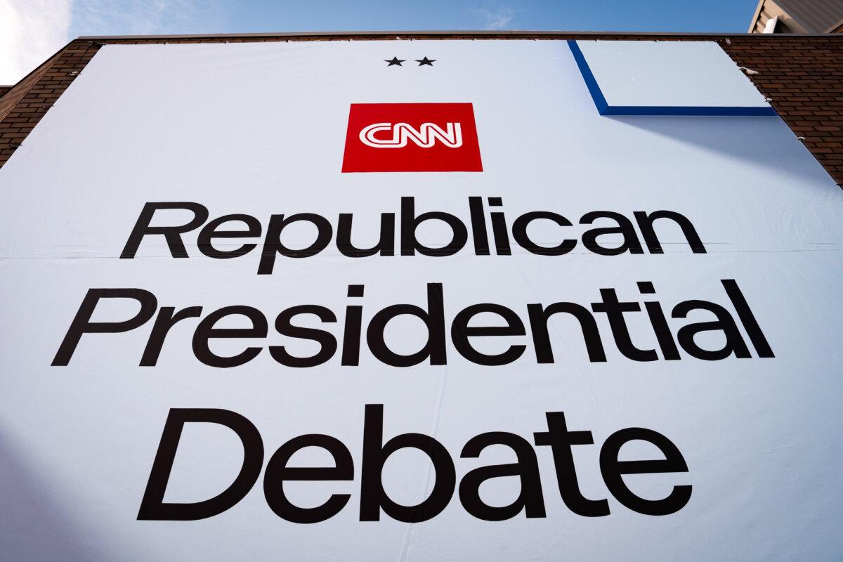 Sign announces CNN's Republican presidential primary debate at Drake University in Des Moines, Iowa, on Jan. 10, 2024. (Madalina Vasiliu/The Epoch Times)