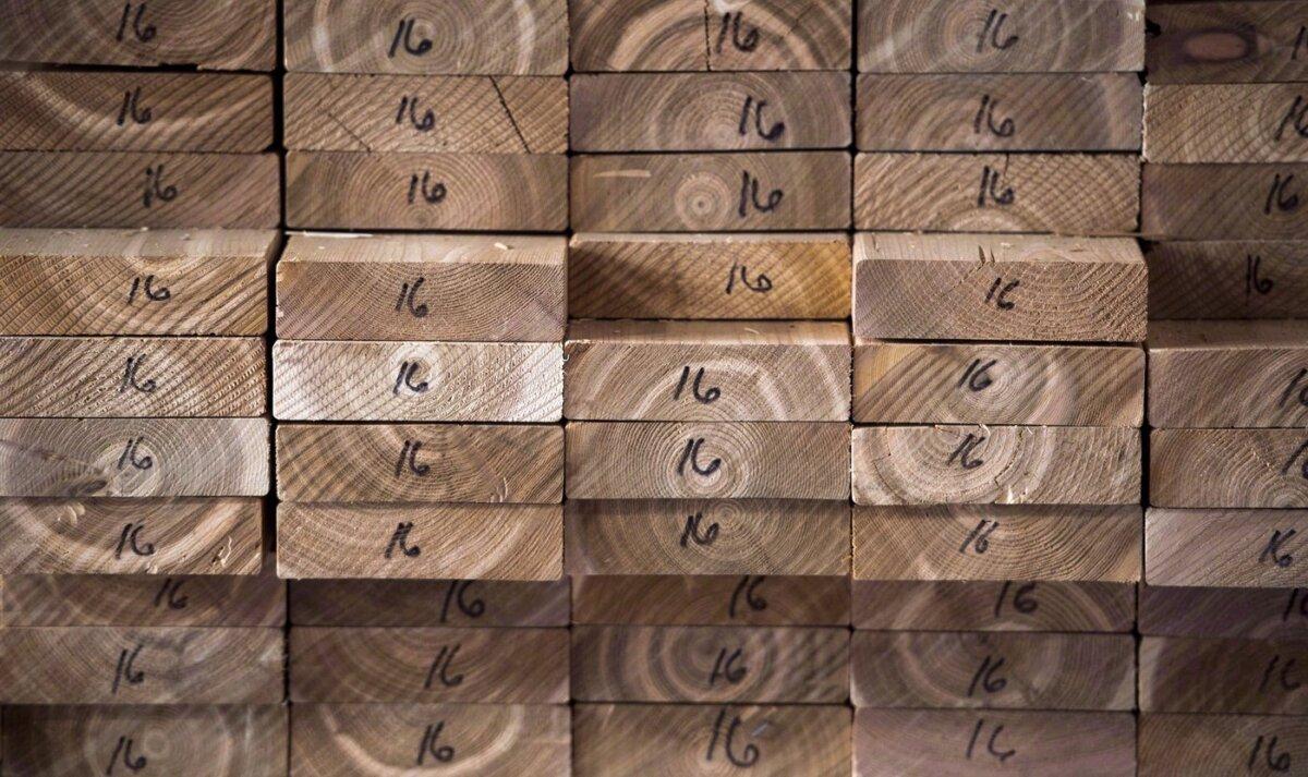 How New Tariffs on Lumber, Furniture May Affect US Consumers, Industries 2 Cedar planks stacked at a Montreal lumber yard on April 25, 2017. (The Canadian Press/Paul Chiasson)