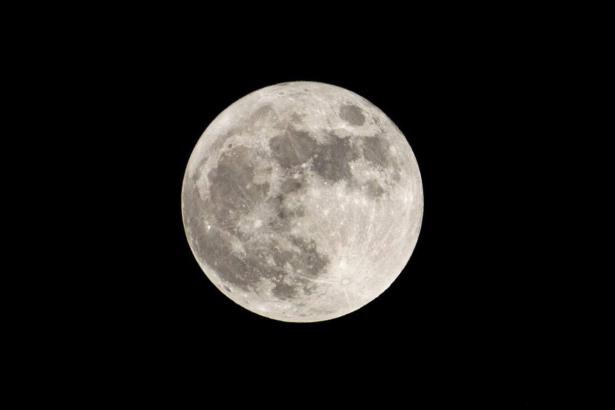 A full moon in Madrid, Spain. (Fernando Astasio Avila/Shutterstock)