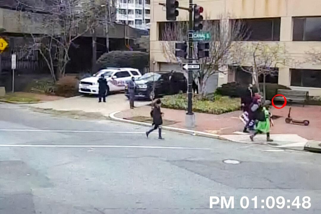 Children Allowed to Walk Past DNC Pipe Bomb Scene on Jan. 6: Reports