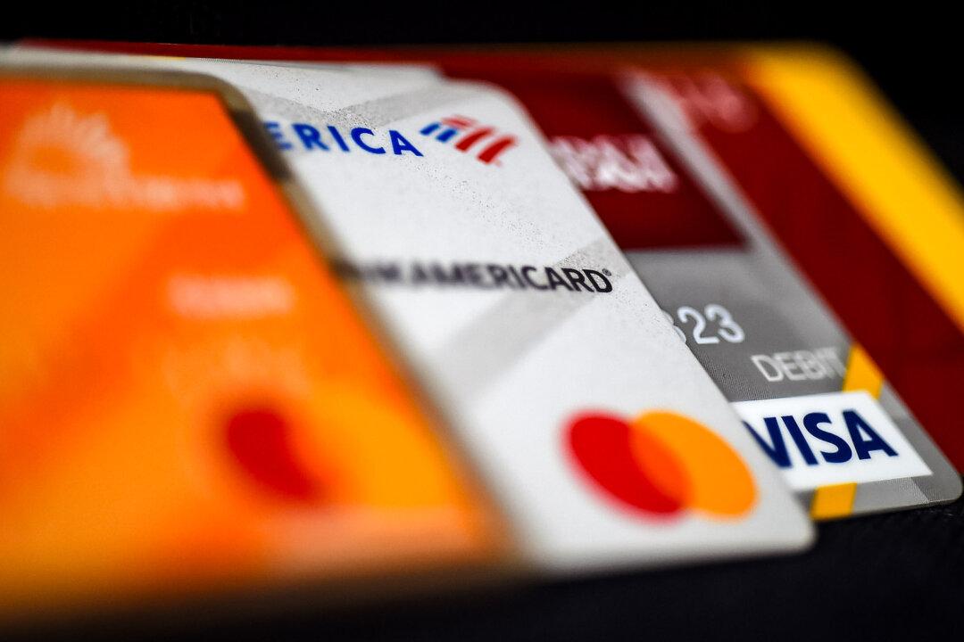 US Savings Rate Plummets as Consumer Debt Surges, Retail Sales Pop