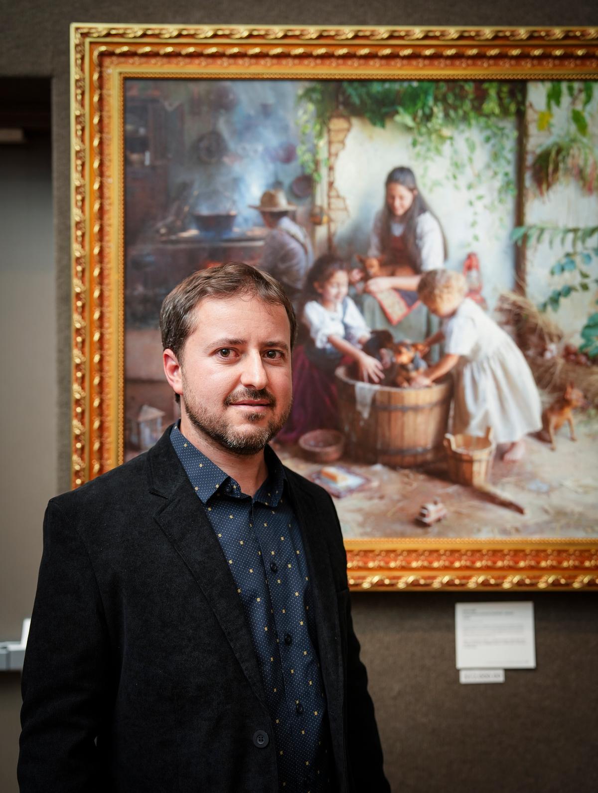 Clodoaldo Martins of Brazil with his bronze award-winning work “Bath Time.” (Samira Bouaou/The Epoch Times)