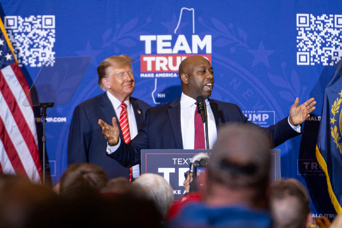 Sen. Tim Scott (R-S.C.) endorses Republican presidential candidate and former President Donald J. Trump (L) during a campaign event in Concord, N.H., on Jan. 19, 2024. (Madalina Vasiliu/The Epoch Times)