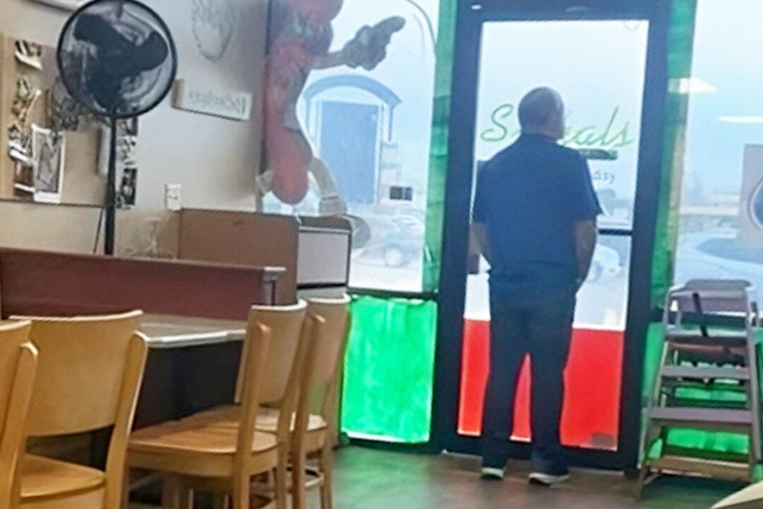Army Guard Posts Photo of Restaurant Owner Looking Out the Door for Customers—The Response Has Been Overwhelming