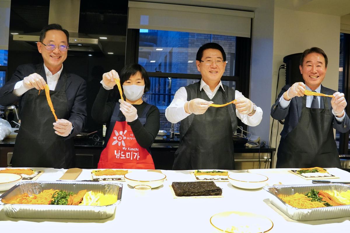Jeollanamdo Governor Kim Young-rok (2nd right), Yeongam County Mayor Woo Seung-hee (1st left), and Korean Cultural Center New York director Michael Cheonsoo Kim (1st right) join the The Taste of Jeollanamdo on January 12 in New York City. (Yi-jun Lin/The Epoch Times)