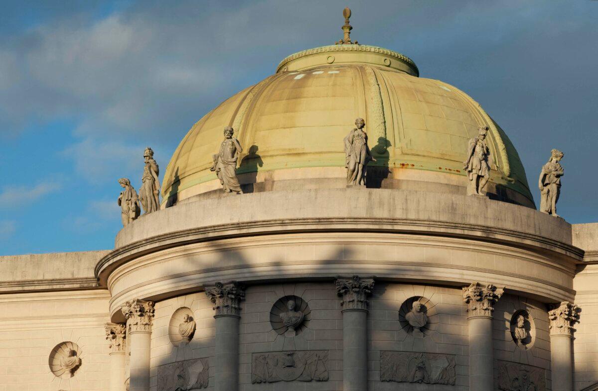 The rotunda roof is encircled by statues copied from sculptures made in 1804 by two French sculptors for the Palais in Paris. (Courtesy of the Legion of Honor)