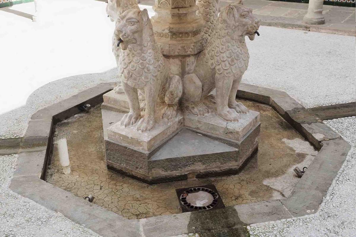 Detail of the lions adorning the central fountain of the courtyard. (Gaia Conventi/Shutterstock)
