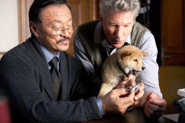 Ken (Cary-Hiroyuki Tagawa, L) and Parker Wilson (Richard Gere), in “Hachi, A Dog’s Tale.” (MovieStillsDB)