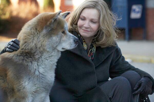 Cate (Joan Allen) and Hachi, in "Hachi: A Dog's Tale." (MovieStillsDB)