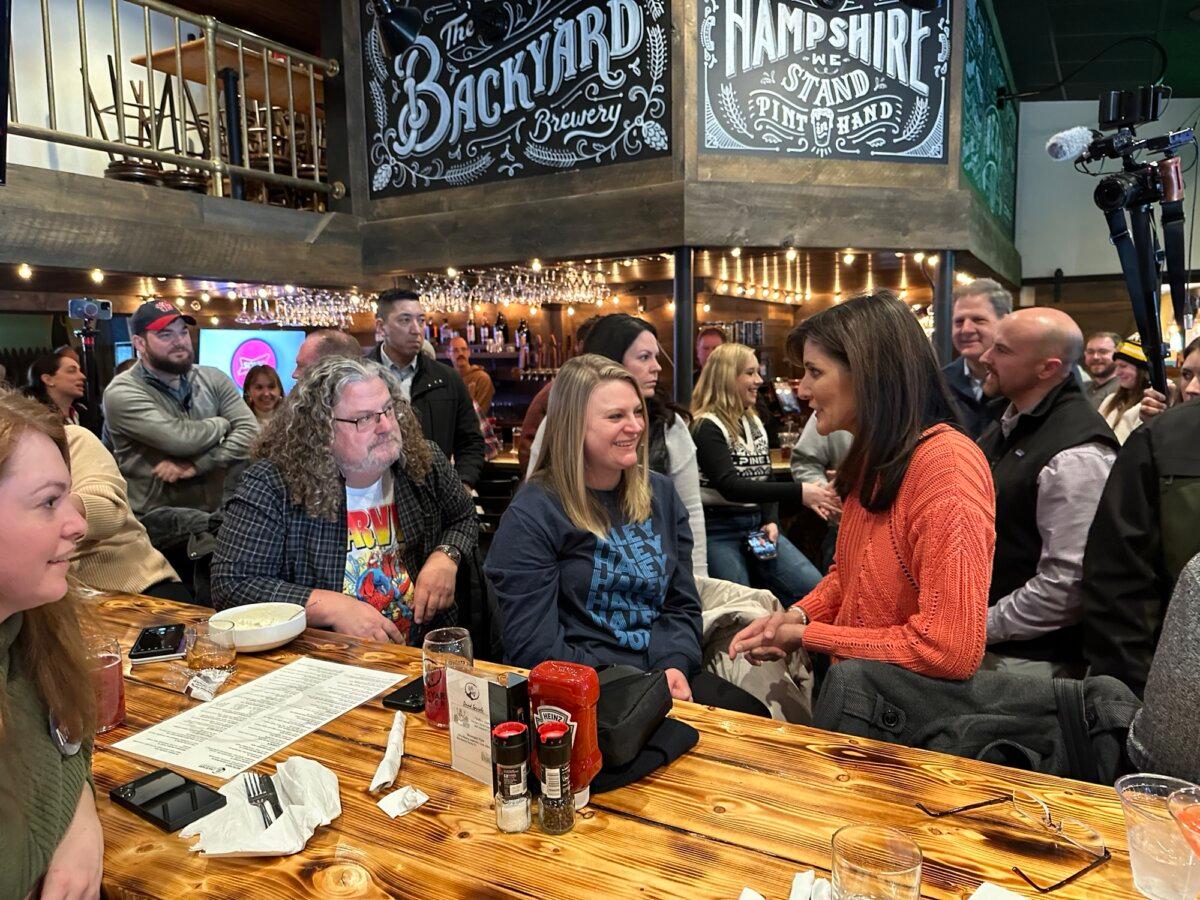 GOP presidential candidate Nikki Haley talks to a supporter at Backyard Brewery in Manchester, N.H., on Jan. 22, 2024. (Jackson Richman/The Epoch Times)