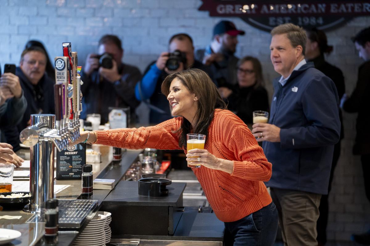 Republican presidential candidate and former U.N. Ambassador Nikki Haley campaigns at T-BONES Great American Eatery restaurant in Concord, N.H., on Jan. 22, 2024.(Madalina Vasiliu/The Epoch Times)