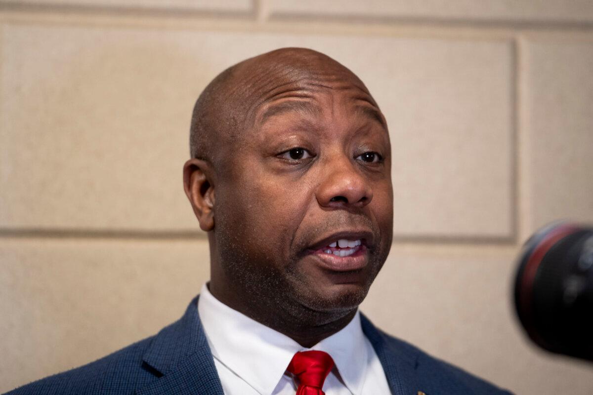 Sen. Tim Scott (R-S.C.) speaks with reporters at a rally in Laconia, N.H., on Jan. 22, 2024. (Madalina Vasiliu/The Epoch Times)