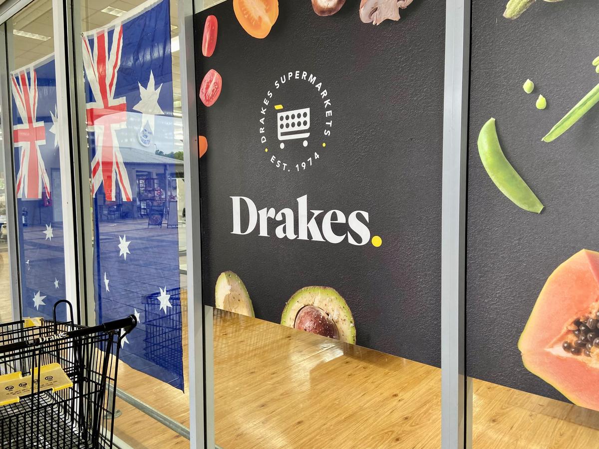 Australian flags adorn the shop front of a Drakes Supermarket in Brisbane, Australia on Jan. 23, 2024. (Daniel Teng/The Epoch Times)