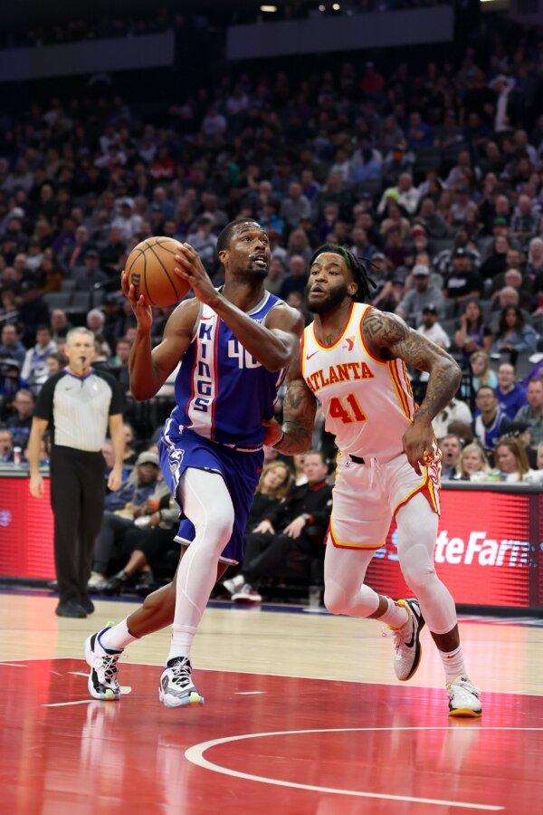 Harrison Barnes (40) of the Sacramento Kings is guarded by Saddiq Bey (41) of the Atlanta Hawks in the first half in Sacramento on Jan. 22, 2024, (Ezra Shaw/Getty Images)