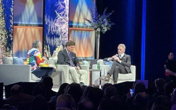 (L<span style="font-weight: 400;">–</span>R) Entrepreneur Brett Wilson, American media personality Tucker Carlson, and clinical psychologist Jordan Peterson speak at the Calgary TELUS Convention Centre on Jan. 24, 2024. (Omid Ghoreishi/The Epoch Times)