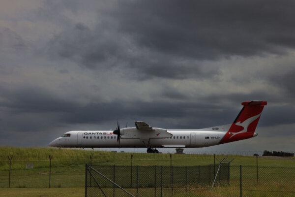 A QantasLink plane taxis on the runway ahead of takeoff at Sydney Airport on Jan. 20, 2024.  (Jenny Evans/Getty Images)