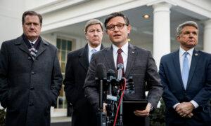 Speaker, Several Governors Side With Texas Against Feds in Border Standoff