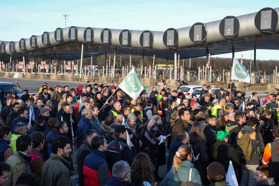 Protesting French Farmers Head Toward Paris on Tractors