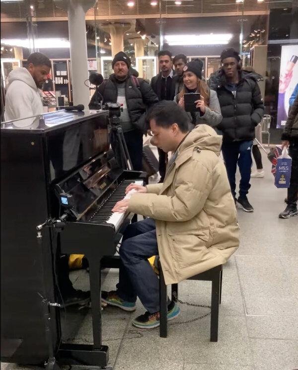 Jazzua Leung playing "Glory to Hong Kong" at St Pancras International station in London on Jan. 24, 2024. (Melo Zhang//YouTube screenshot))