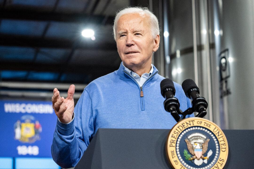 Calls Grow for Biden to Federalize National Guard Amid GOP Support for Texas