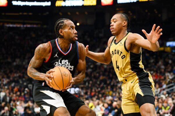 Los Angeles Clippers forward Kawhi Leonard (L) looks to the net while guarded by Toronto Raptors forward Scottie Barnes (4) during the first half of an NBA basketball game in Toronto on Jan. 26, 2024. (Christopher Katsarov/The Canadian Press via AP)