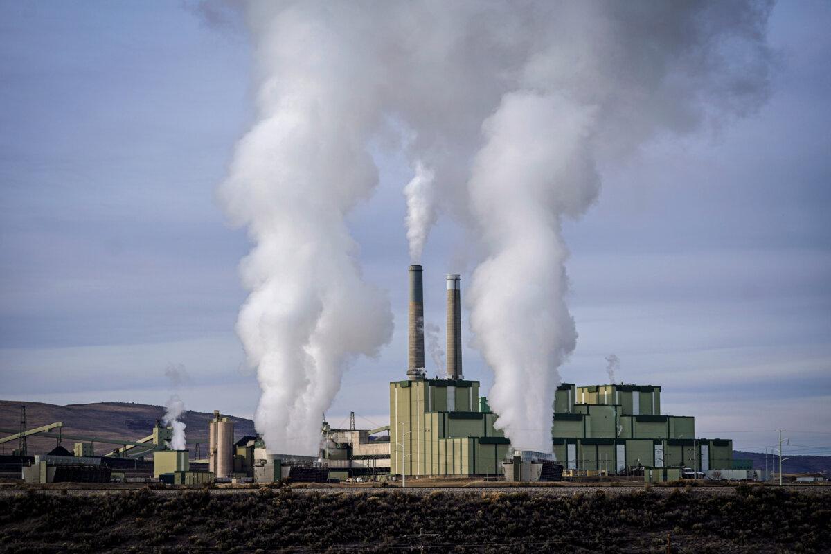 Bipartisan Senators Call for Permitting Reform to Boost Domestic Manufacturing | USNN World News Steam billows from a coal-fired power plant in Craig, Colo., on Nov. 18, 2021. (Rick Bowmer/AP Photo, File)