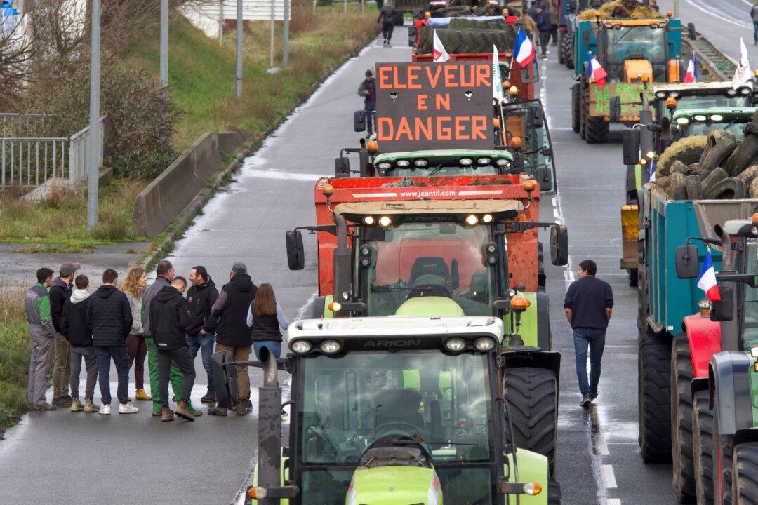 French Farmers Blocking Major Highways With Tractors in Paris