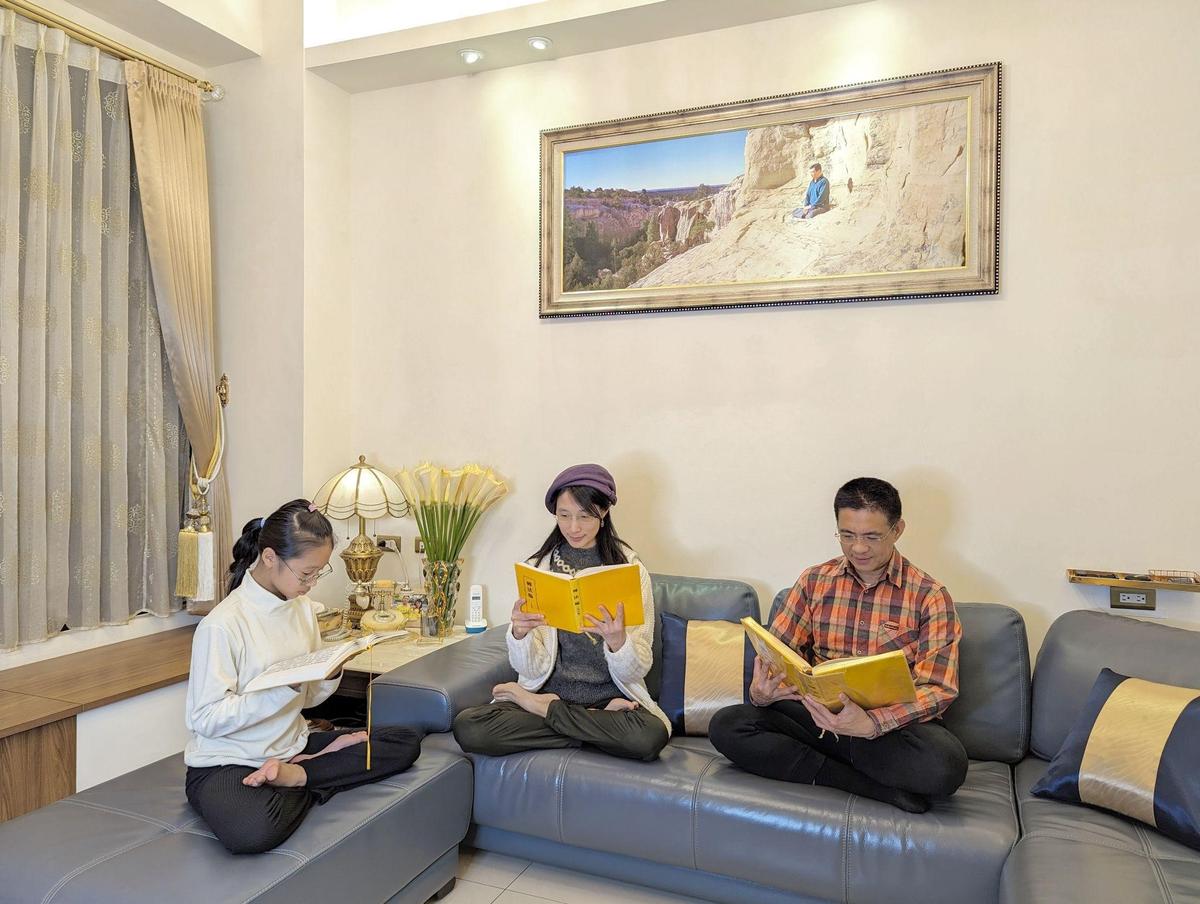 The Lin family reading "Zhuan Falun" together. (Photo courtesy of Wei-Yu Lin)