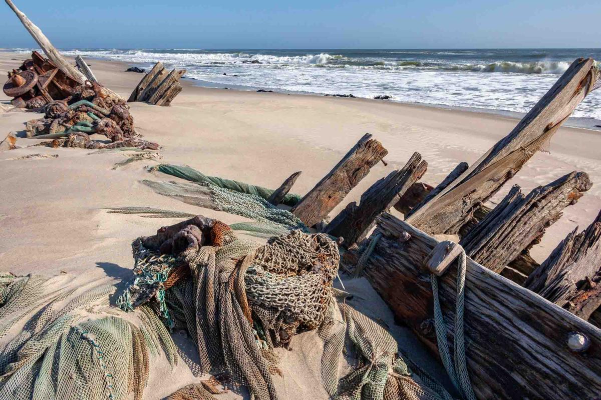 納米比亞骷髏海岸一艘舊木製漁船的殘骸。(Steve Allen/Shutterstock)