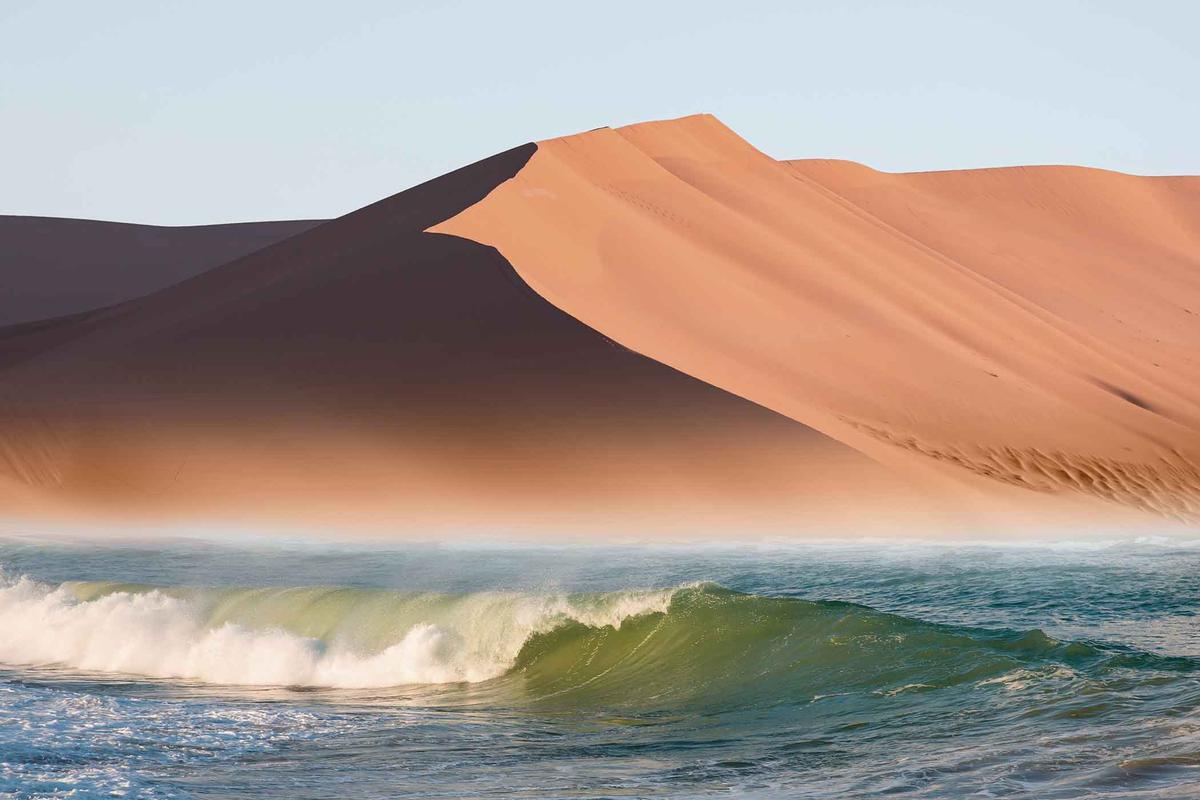 納米比沙漠與大西洋交會。(muratart/Shutterstock)