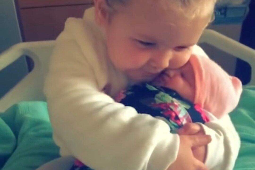 Heartwarming Moment 3-Year-Old Pennsylvania Girl Meets Baby Sister for the First Time