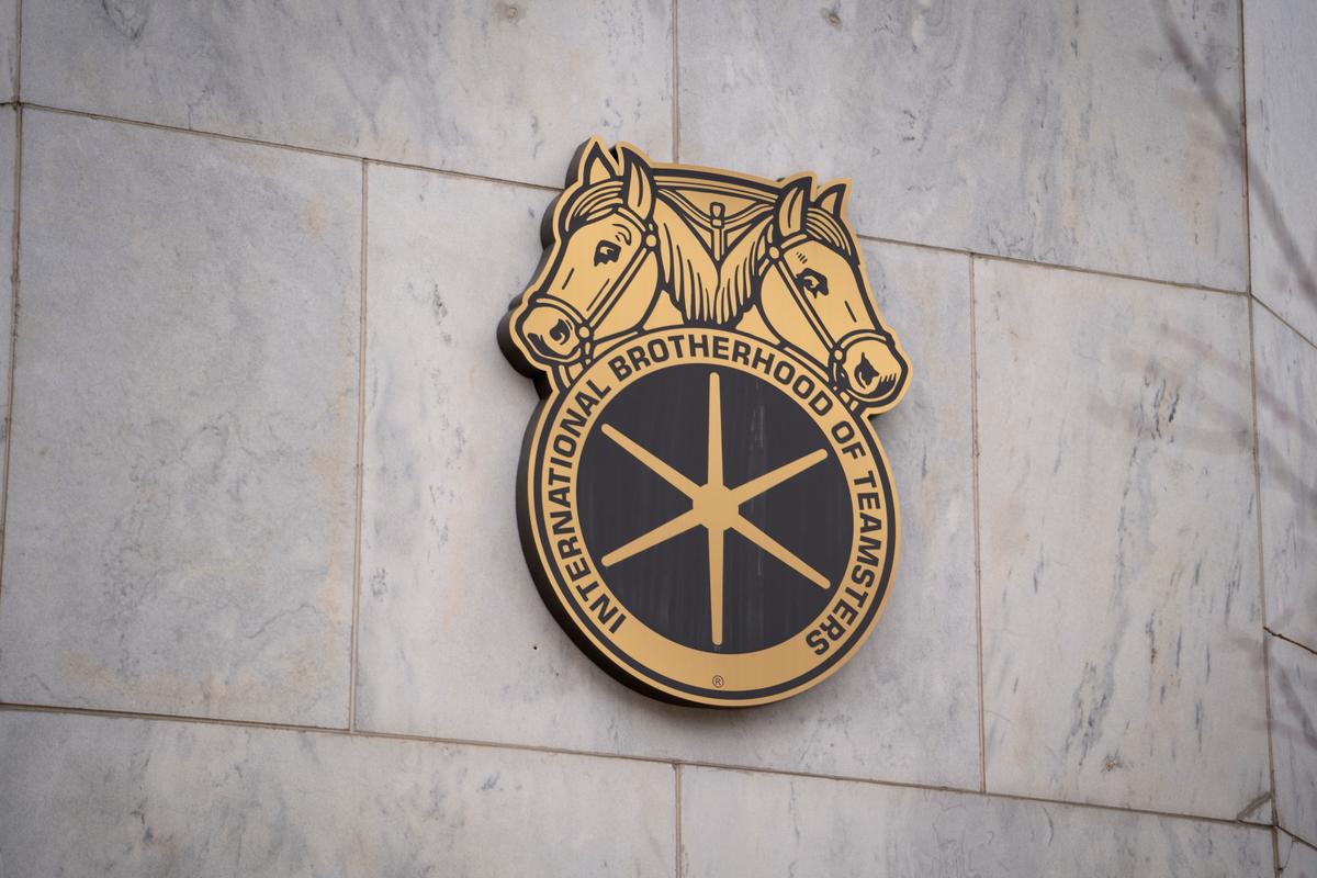 Smart & Final Warehouse Workers on Strike in Los Angeles County