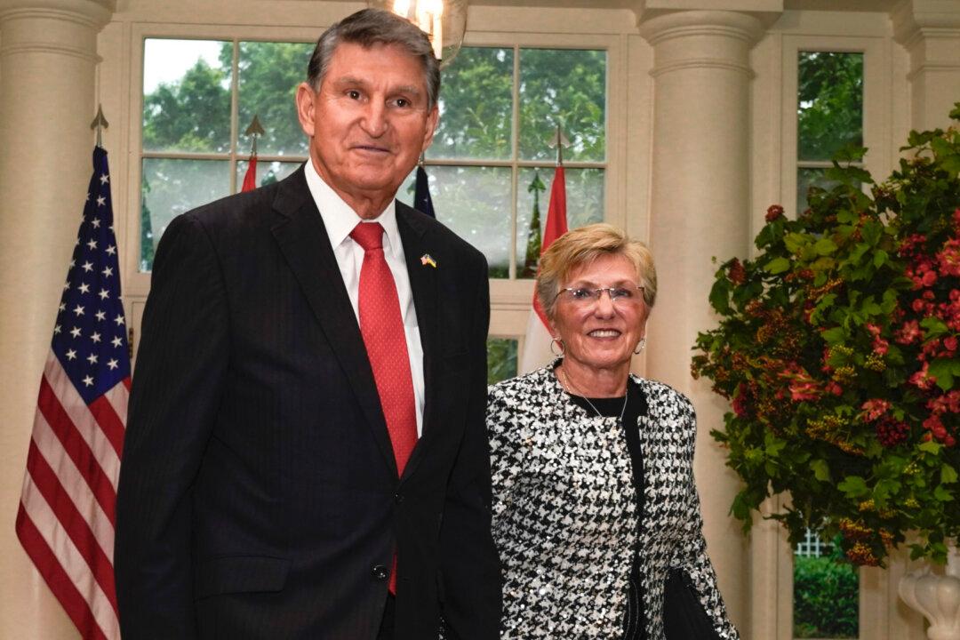 Sen. Joe Manchin’s Wife Hospitalized After Man Fleeing Police Crashes Into SUV Carrying Her