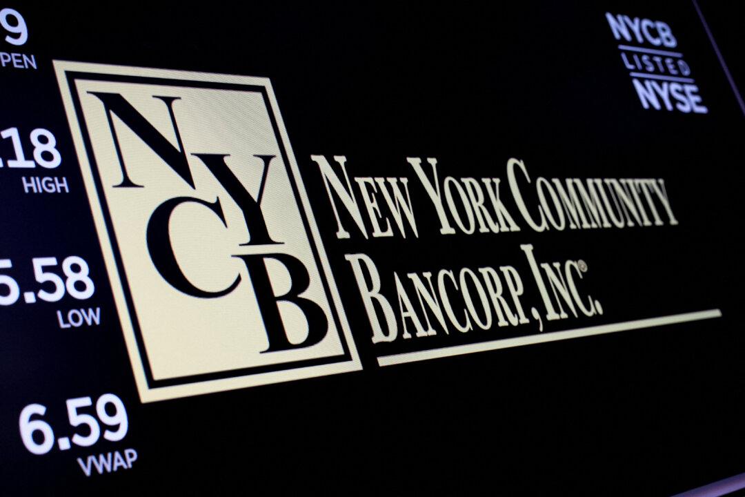 New York Community Bank Tumbles Another 23 Percent on Fitch, Moody’s Downgrades