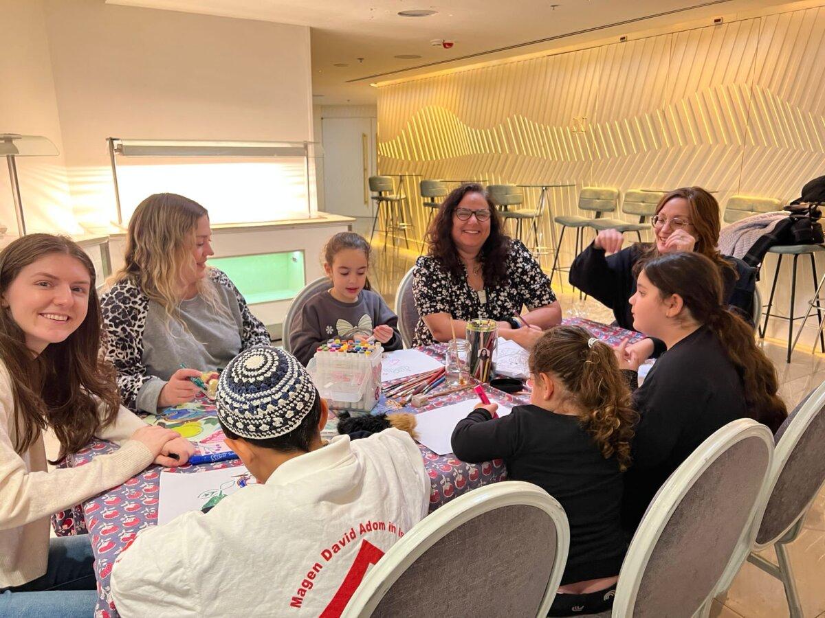 Volunteers from the Atlanta Israel Coalition do a craft project with displaced Israeli adults and children in January 2024. (Courtesy of Cheryl Dorchinsky.)