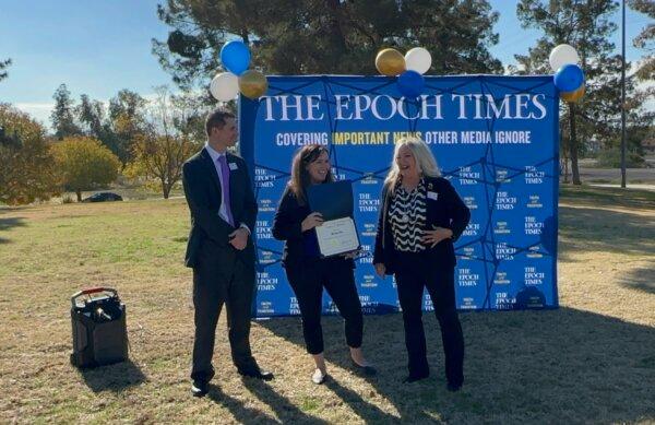 (R–L) Penny Pew, district director of Rep. Paul Gosar (R-Ariz.) presents a Certificate of Appreciation to Epoch Times Arizona office General Manager Diana Molovinsky at the branch's ribbon cutting ceremony in Tempe, Ariz., on Jan. 25, 2024. (Charlie Chang/The Epoch Times)