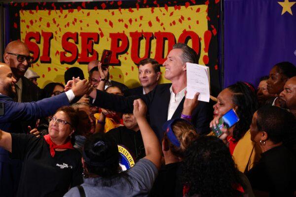 California Gov. Gavin Newsom signs the fast food bill surrounded by fast food workers at the SEIU Local 721 in Los Angeles, on Sept. 28, 2023. (Courtesy of Office of Governor Gavin Newsom)