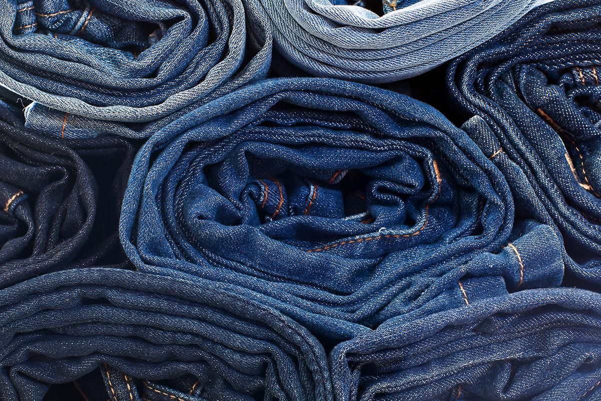 Experts recommend sticking to darker shades of jeans. (furtseff/Shutterstock)