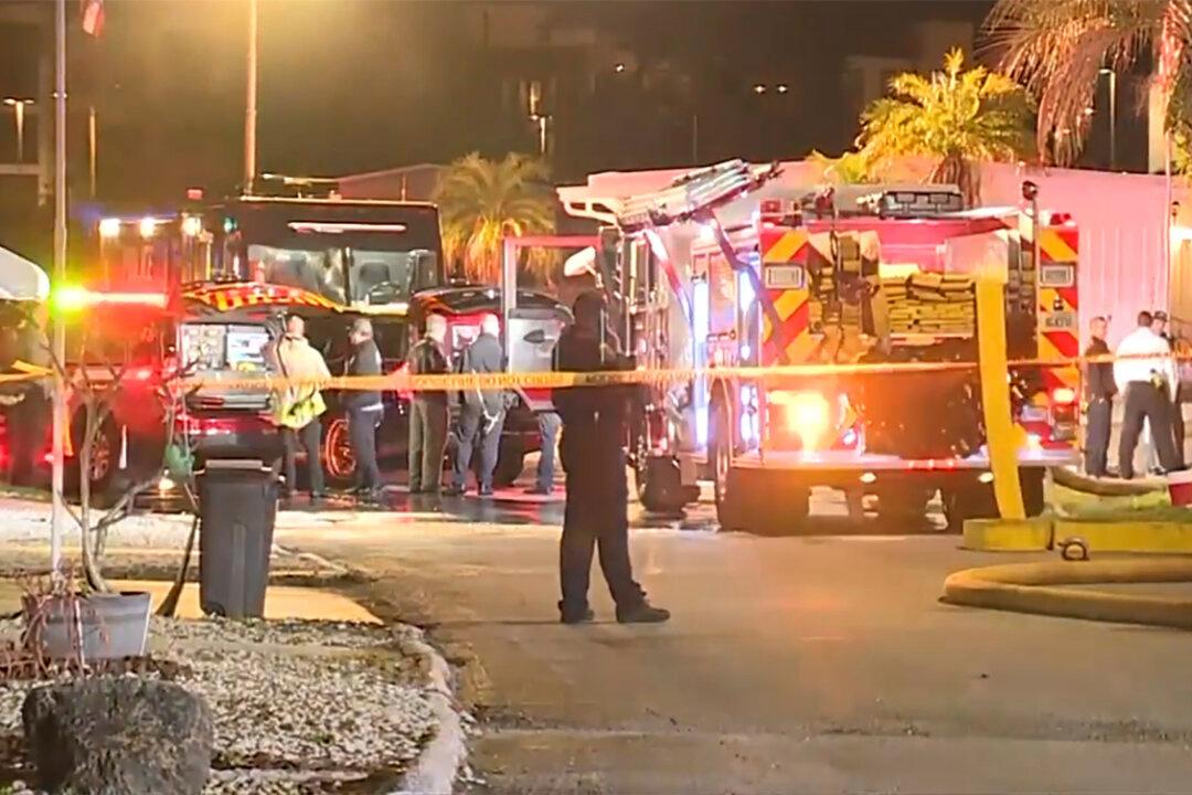 3 Killed as Small Plane Crashes Into Florida Mobile Home