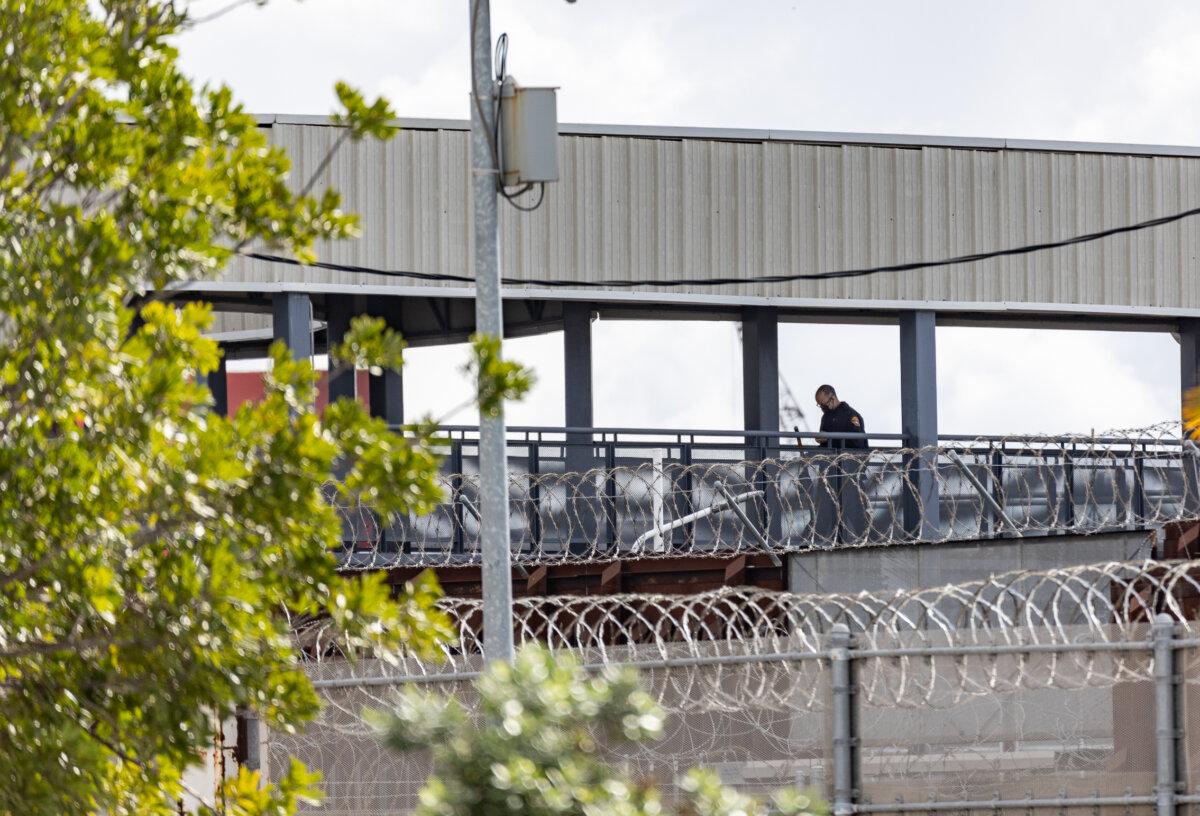 Judge Awards Over $1 Million to 2 US Citizen Children Detained Crossing Border | USNN World News A man crosses into the United States from Mexico into San Ysidro, Calif., on Feb. 2, 2024. (John Fredricks/The Epoch Times)