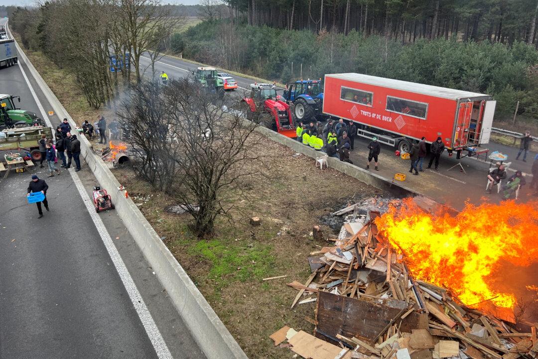 European Farmers Block Dutch–Belgian Border, Occupy Roads in Greece as Protests Spread