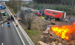 European Farmers Block Dutch–Belgian Border, Occupy Roads in Greece as Protests Spread