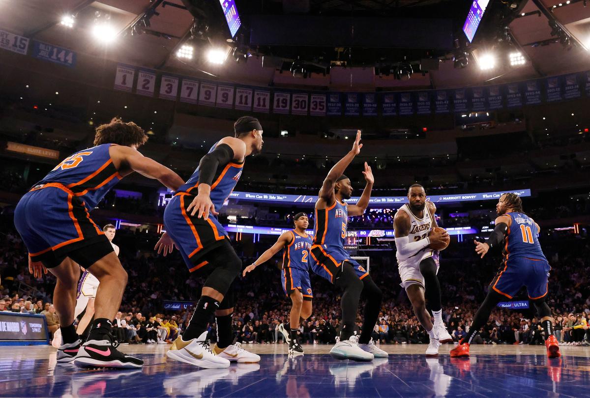 James, Lakers Pull Away for 113–105 Win to End Knicks’ Nine-Game Winning Streak