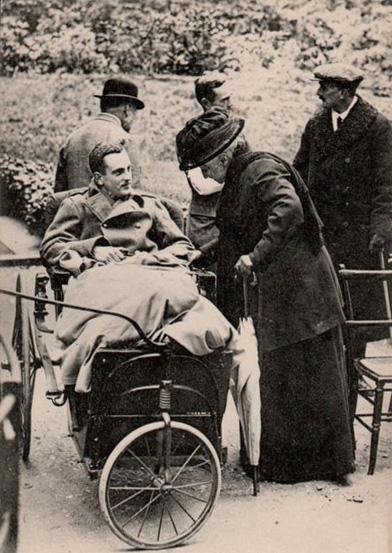 Six years before her death, former empress Eugénie visits with an injured World War I soldier. (PD-US)
