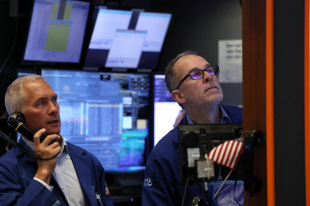 Wall Street Opens Lower as Treasury Yields Climb; Earnings in Focus