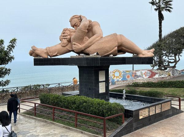 "The Kiss" is the centerpiece of Park of Love, which overlooks the Pacific Ocean in Lima. (Colleen Thomas/TNS)